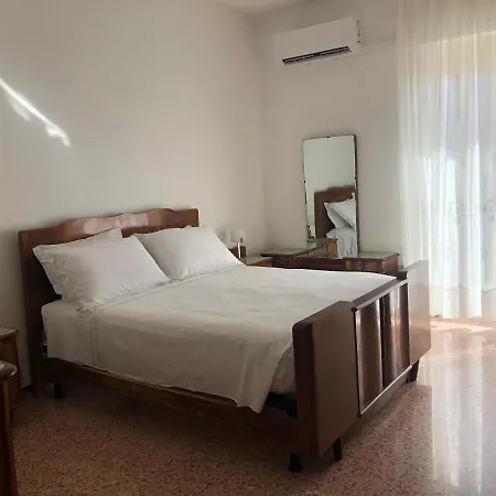 Regina Apartment *